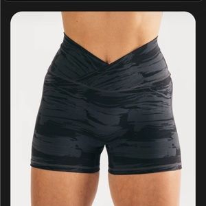 Alphalete Surface Power Shorts in black/gray Camo print - Size XS